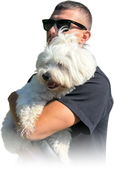 Luka mit einem weissen Hund im Arm