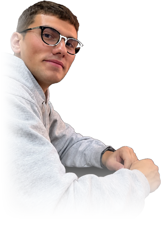 Luka im grauen Hoodie mit Brille