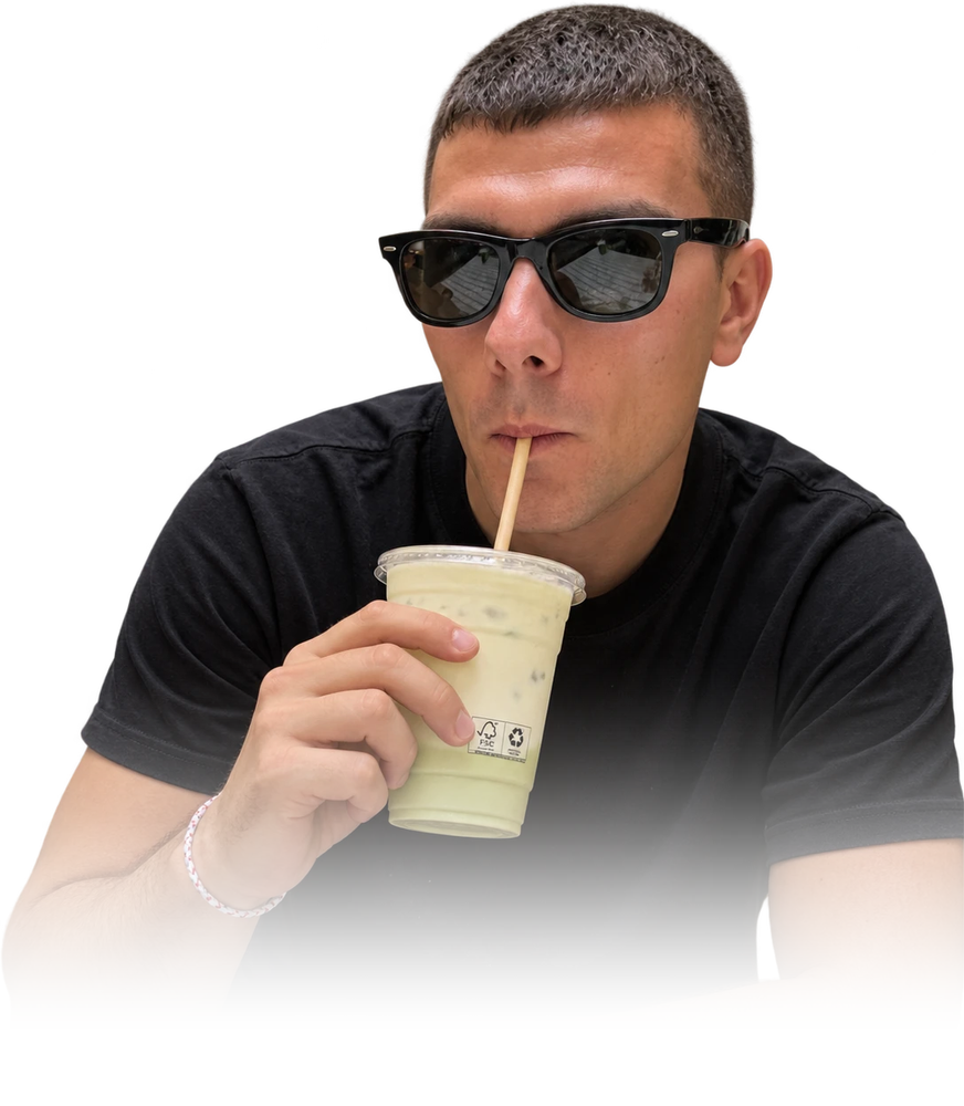 Luka trinkt einen Matcha